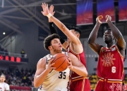 顶级篮球职业比赛的精彩回放，让球迷欲罢不能